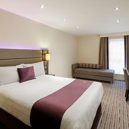 Premier Inn Epsom Town Centre Eksteriør bilde