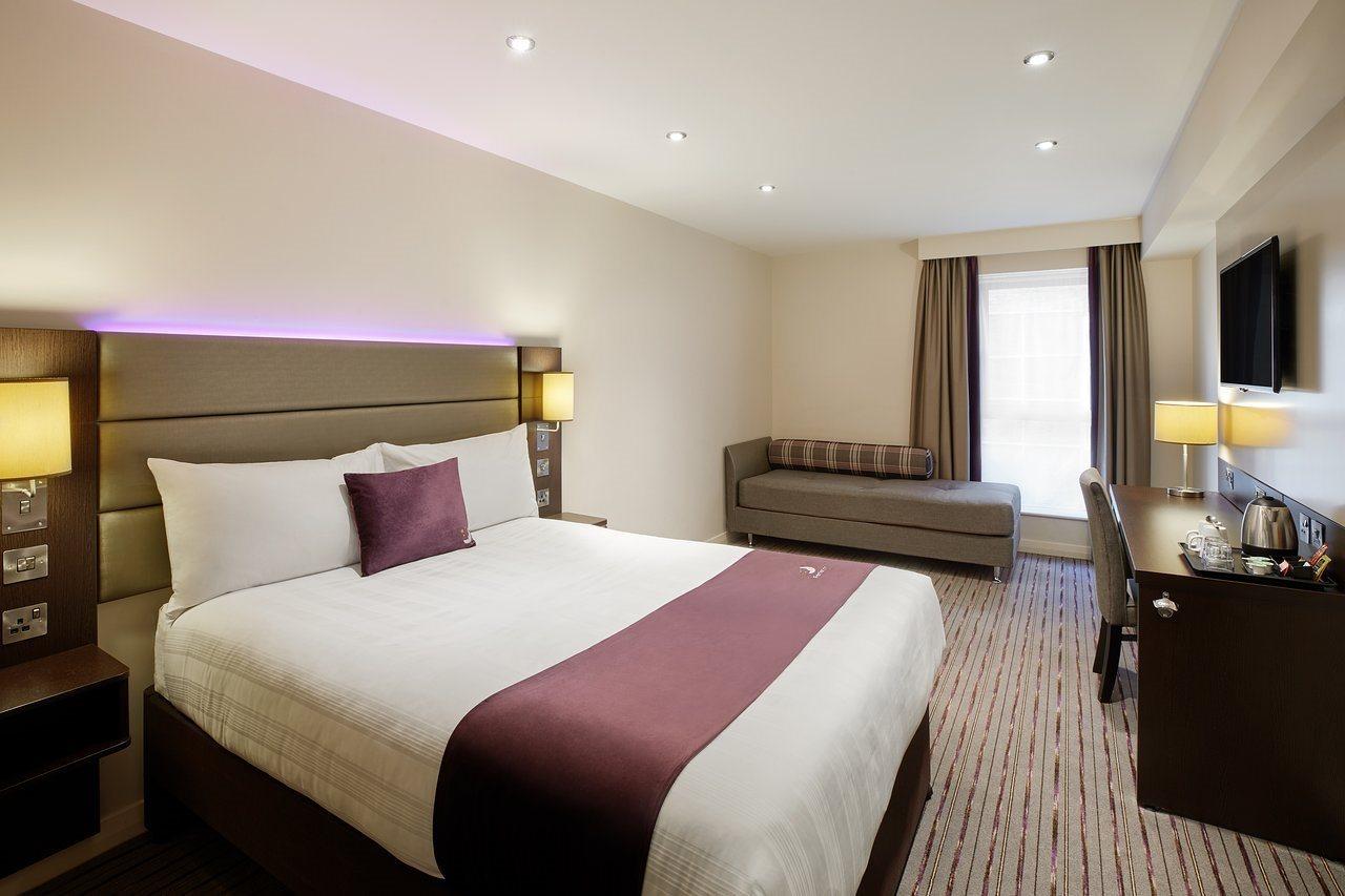 Premier Inn Epsom Town Centre Eksteriør bilde