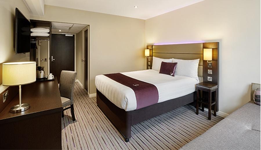 Premier Inn Epsom Town Centre Eksteriør bilde